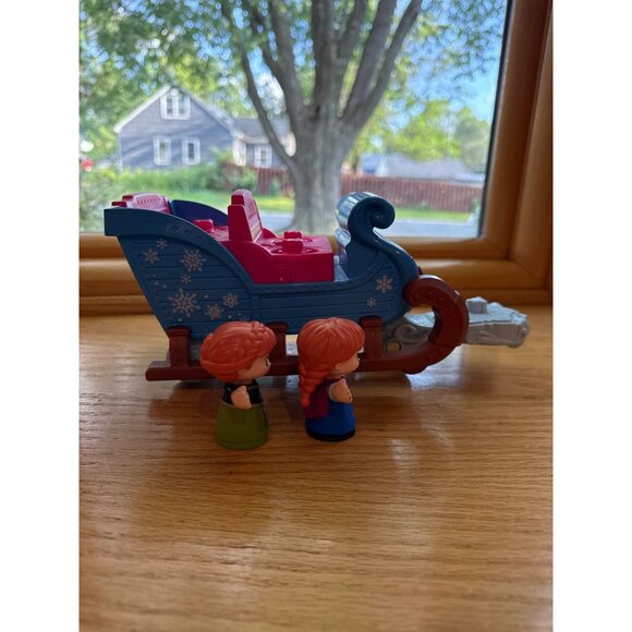 Fisher-Price Little People Disney Frozen Playset With Elsa Figures - Picture 5 of 7